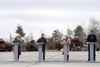 Zľava kanadský premiér Justin Trudeau, talianska premiérka Giorgia Meloniová,  ukrajinský prezidenti Volodymyr Zelenskyj, predsedníčka Európskej komisie Ursula von der Leyenová a belgický premiér Alexander De Croo.
