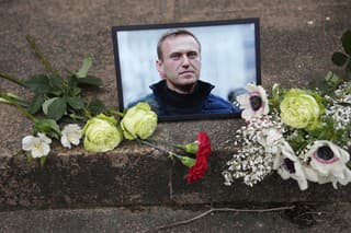  Na snímke ľudia položili kvety vedľa portrétu ruského opozičného lídra Alexeja Navaľného pred ruským veľvyslanectvom v Paríži v piatok 16. februára 2024. 