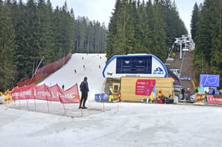 Na svahu je dostatok snehu a vidno tam aj lyžiarov zo Slovenska. 