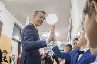 Minister Tomáš Drucker odovzdal žiakom polročné hodnotenia.