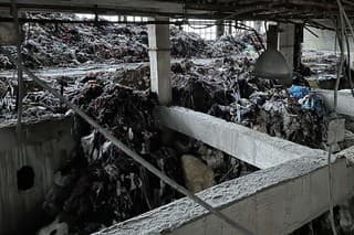 Enviropolícia vyšetruje nelegálne nakladanie s odpadmi v obci Markušovce