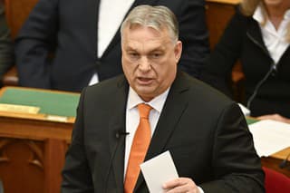 Maďarský premiér Viktor Orbán (vpravo) vystupuje s prejavom na zasadnutí parlamentu