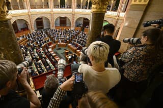 Novinári si fotia maďarského premiéra Viktora Orbána, ktorý vystupuje s prejavom na zasadnutí parlamentu v Budapešti v pondelok 26. februára 2024.