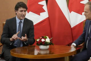 Poľský premiér Donald Tusk (vpravo) a kanadský premiér Justin Trudeau.