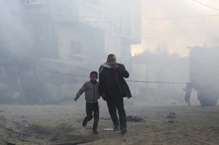 Palestínčania utekajú po izraelskom leteckom útoku na obytnú budovu pásma Gazy v Rafahu, na juhu pásma Gazy 19. februára 2024