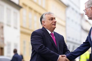 Český premiér Petr Fiala (vpravo) víta maďarského premiéra Viktora Orbána počas príchodu na summit predsedov vlád Vyšehradskej štvorky (V4).