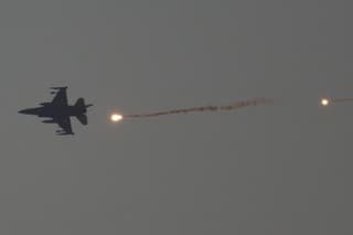 Izraelská stíhačka prelietava nad pásmom Gazy neďaleko hranice Izraela, čo je viditeľné z juhu Izraela 16. januára 2024. 
