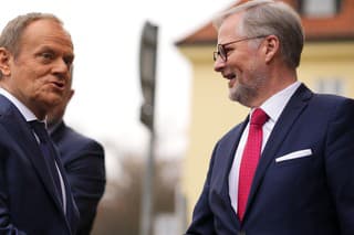 Český premiér Petr Fiala (vpravo) víta poľského premiéra Donalda Tuska počas príchodu na summit predsedov vlád Vyšehradskej štvorky (V4).
