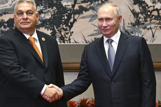 Ruský prezident Vladimir Putin (vpravo) a maďarský premiér Viktor Orbán rokujú počas stretnutia v Pekingu v utorok 17. októbra 2023.