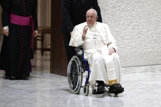 Na snímke pápež František na vozíku prichádza na pravidelnú generálnu audienciu v aule sv. Pavla VI. vo Vatikáne v stredu 28. februára 2024.