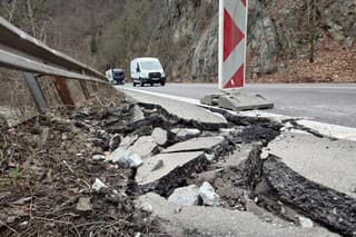 Poškodená vozovka po páde skál na ceste I/18 v katastrálnom území Strečna, zasiahnuť museli cestári.