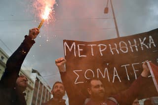 Ľudia v Grécku protestovali kvôli vlakovej tragédii, pri ktorej pred rokom zahynulo 57 ľudí. 