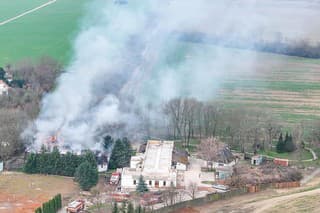 Neďaleko Bratislavy v obci Viničné horí od piatka rána hotel Galbov mlyn.