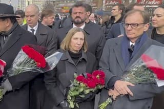 Na snímke z videa veľvyslankyňa USA v Rusku Lynne Tracyová (uprostred) a západní diplomati prichádzajú do bohorodičného Chrámu ikony Utíš môj smútok v moskovskom rajóne Maryno v Moskve.