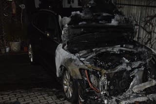Neznámy páchateľ podpálil v Bánovciach nad Bebravou auto
