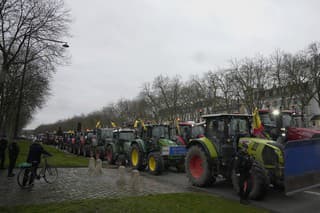 Na proteste poľnohospodárov na Champs-Élysées v centre Paríža zadržali 66 ľudí.