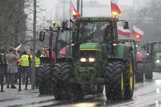 Poľskí farmári protestujú v poľskom meste Poznaň v piatok 9. februára 2024. 