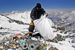 Odpad, ktorý sa zbiera z hory, sa recykluje, alebo ukladá na skládky.