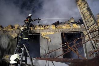 Hasiči hasia horiacu budovu po útoku ruskej armády v ukrajinskom meste Odesa na juhu Ukrajiny v piatok 23. februára 2024.