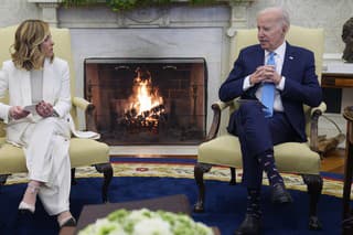 Americký prezident Joe Biden (vpravo) a talianska premiérka Giorgia Meloniová diskutujú počas stretnutia v Oválnej pracovni Bieleho domu vo Washingtone v piatok 1. marca 2024.