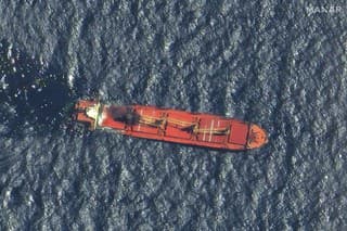 Nákladná loď Rubymar, ktorá po útoku jemenských povstalcov zostala opustená v južnom sektore Červeného mora, sa v piatok 1. marca 2024 večer potopila.