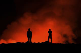 Dym stúpa po erupcii sopky, ku ktorej došlo severne od prístavného mesta Grindavík na polostrove Reykjanes v juhozápadnej časti Islandu vo štvrtok 8. februára 2024.