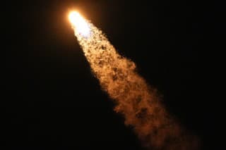 Raketa firmy SpaceX so štvorčlennou posádkou odštartovala k ISS.