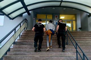 Dvoch mužov, ktorí v Banskej Bystrici okradli seniora, polícia zadržala do pár minút.