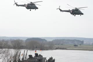 Poľské a ďalsie jednotky NATO sa zúčastňujú manévrov NATO Steadfast Defender v poľskej obci Korzeniewo v pondelok 4. marca 2024.
