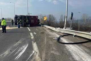 Na diaľnici D1 v Bratislave sa prevrátil kamión. 