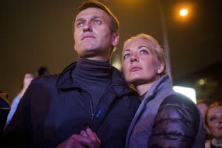 Na archívnej snímke z 6. septembra 2013 v Moskve ruský opozičný líder Alexej Navaľnyj a jeho manželka Julija Navaľná.