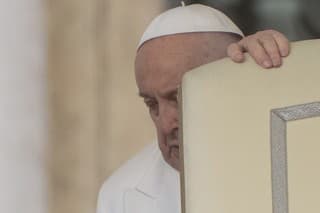 Pápež František prichádza na pravidelnú generálnu audienciu vo Vatikáne v stredu 5. marca 2024.