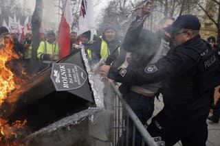 Poľsko: Protestujúci roľníci hádzali na policajtov dlažobné kocky a pálili rakvu.