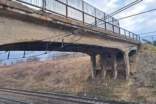 Vyše 90-ročný most ponad železnicu v podtatranskej obci Štrba nahradí nový.