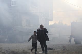 Palestínčania utekajú po izraelskom leteckom útoku na obytnú budovu pásma Gazy v Rafahu.