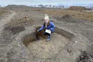 Vedúca archeologického výskumu Eva Fottová ukazuje niekdajšiu pec na spracovanie bahennej rudy