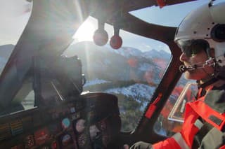 Leteckí záchranári z Popradu pomáhali skialpinistovi pri Zbojníckej chate