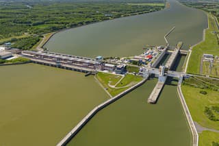 Na leteckej snímke vodná elektráreň Gabčíkovo a vpravo dve plavebné komory, v pozadí prívodný plavebný kanál.