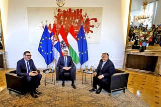 Rakúsky kancelár K. Nehammer so srbským prezidentom A. Vučićom (vľavo) a V. Orbánom počas sumitu o migrácii vo Viedni v júli 2023