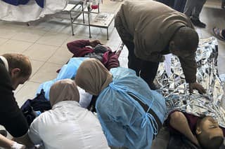 Zranení Palestínčania pri izraelskom bombardovaní pásma Gazy dostávajú ošetrenie v nemocnici Šifa v meste Gaza.