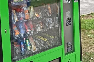 V automatoch v Považskej Bystrici neďaleko škôl je možné kúpiť aj fajky na marihuanu.