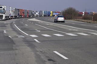 Na hraniciach s Ukrajinou je kolóna kamiónov.