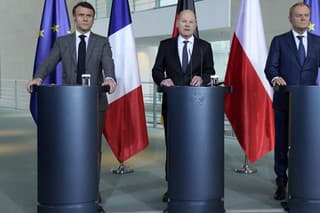 Zľava francúzsky prezident Emmanuel Macron, nemecký kancelár Olaf Scholz a poľský premiér Donald Tusk.
