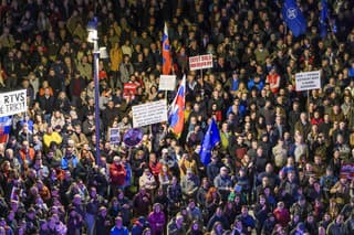 Na snímke protestujúci počas protivládneho protestu organizovaného opozičným hnutím Progresívne Slovensko (PS) a stranou Sloboda a Solidarita (SaS) na Námestí slobody v Bratislave 15. marca 2024.