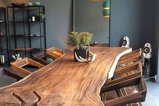 Drevené stoly, v ktorých sa spája jedinečnosť s dlhoročnou tradíciou.