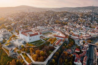 Ceny nehnuteľností v Bratislave sa posledných šesť mesiacov držia na rovnakej úrovni.