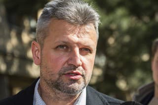 Na snímke prokurátor ÚŠP Vasiľ Špirko prichádza vypovedať na NAKA v kauze svojej diskreditácie 26. apríla 2022 v Bratislave. 