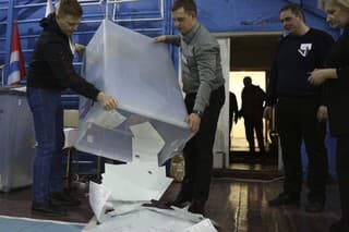 Členovia volebnej komisie zrátavajú hlasy po prezidentských voľbách v Rusku.
