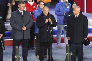 Vladimir Putin (druhý sprava) sa zúčastňuje na koncerte pri príležitosti svojho víťazstva v prezidentských voľbách a 10. výročia anexie Krymu Ruskom na Červenom námestí v Moskve v Rusku spolu s protikadidátmi vo voľbách, vľavo Vladislav Davankov, druhý zľava Leonid Sluckij a vpravo Nikolaj Charitonov.