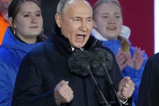 Vladimir Putin oslavuje ďalšie víťazstvo v prezidentských voľbách.